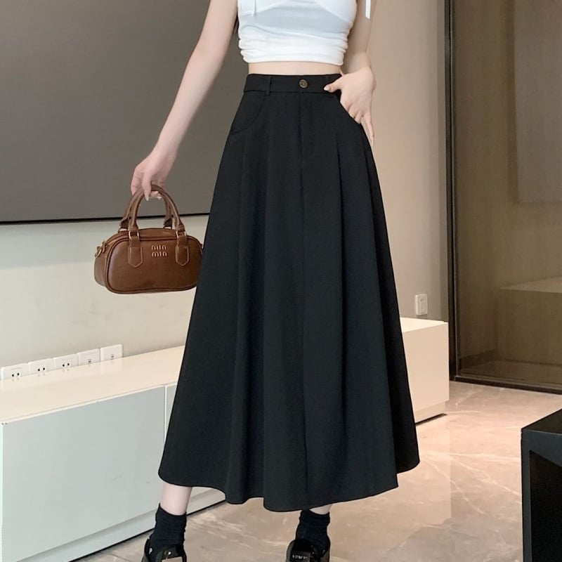 Α-γραμμής μίντι φούστα με υψηλή μέση, πιέτες και κουμπιά, PVC ύφασμα.