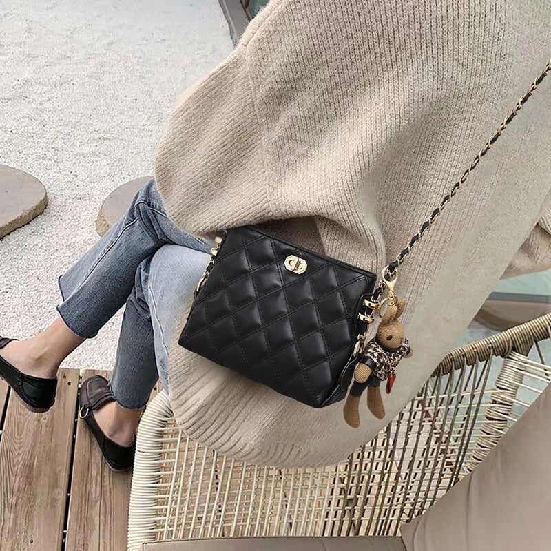 Ženska crossbody torbica od prave kože s detaljima od sintetičke kože; horizontalni kvadratni oblik; zaključavanje lokotom; unutarnja džep s zipom; jedna Naramenica