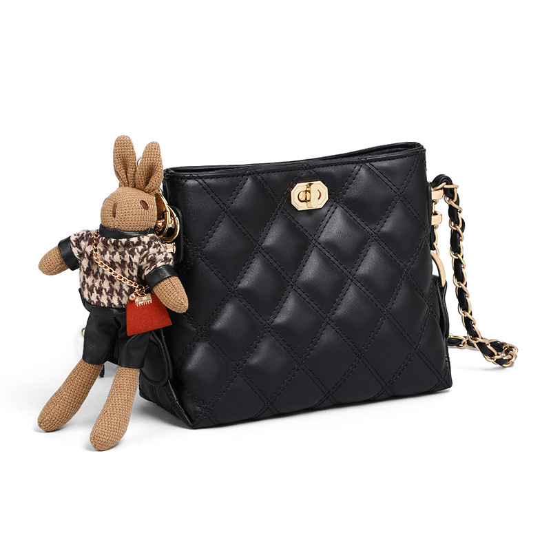Ženska crossbody torbica od prave kože s detaljima od sintetičke kože; horizontalni kvadratni oblik; zaključavanje lokotom; unutarnja džep s zipom; jedna Naramenica