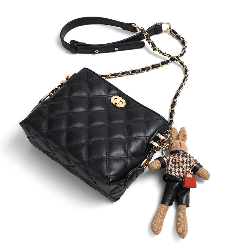 Ženska crossbody torbica od prave kože s detaljima od sintetičke kože; horizontalni kvadratni oblik; zaključavanje lokotom; unutarnja džep s zipom; jedna Naramenica