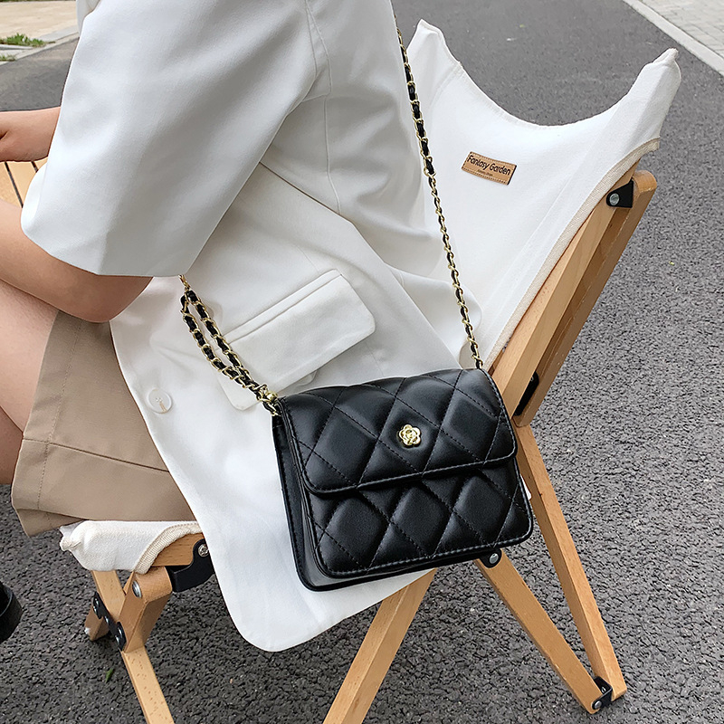 PU kvadratna crossbody torba s preklopnim zatvaranjem, unutarnja džep s zatvaračem, sandwich tip unutarnja podstava, poliester podstava, gradska jednostavnost, horizontalni kvadratni oblik, ljeto 2025