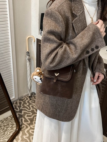 PU taška bucket, tvar vedra, magnetické zapínanie, vnútorný patch kapsa, jeden ramenný popruh