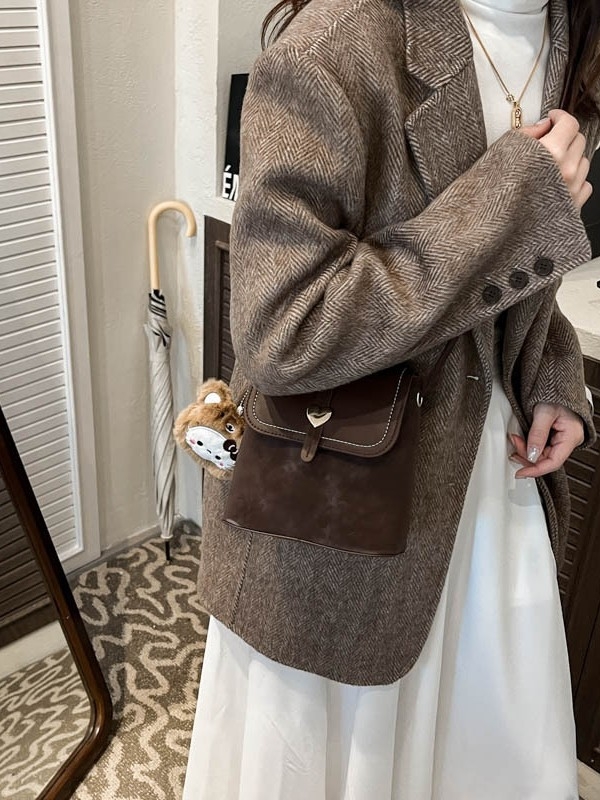 PU taška bucket, tvar vedra, magnetické zapínanie, vnútorný patch kapsa, jeden ramenný popruh