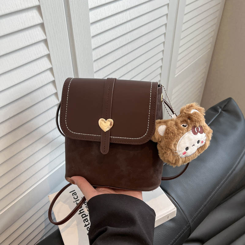 PU taška bucket, tvar vedra, magnetické zapínanie, vnútorný patch kapsa, jeden ramenný popruh