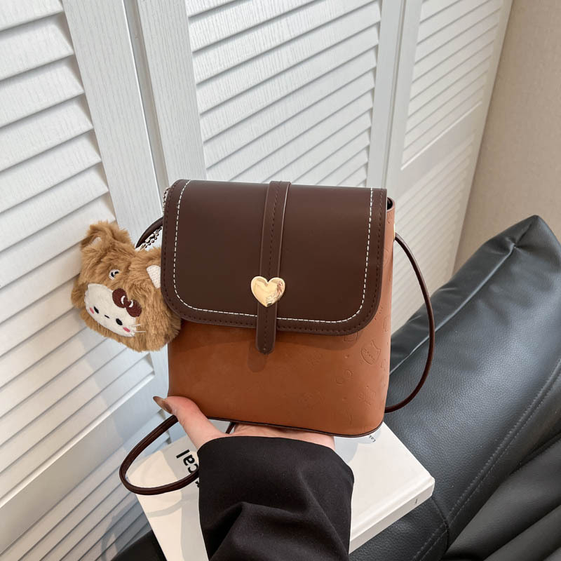 PU taška bucket, tvar vedra, magnetické zapínanie, vnútorný patch kapsa, jeden ramenný popruh