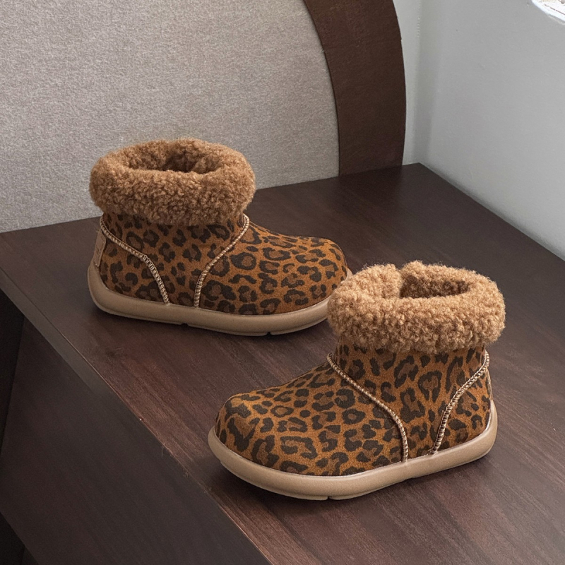 Gyerekeknek készült leopard mintás hócsizma fleece béléssel, velúr felsőrész tehénbőrből, gumírozott talppal, 4–16 éveseknek