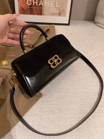 Kožená crossbody taška, mestský street štýl, matný kožený povrch, vodorovný štvorcový tvar, vrecko na telefón