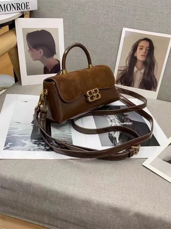 Kožená crossbody taška, mestský street štýl, matný kožený povrch, vodorovný štvorcový tvar, vrecko na telefón