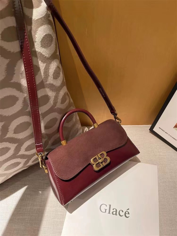 Kožená crossbody taška, mestský street štýl, matný kožený povrch, vodorovný štvorcový tvar, vrecko na telefón