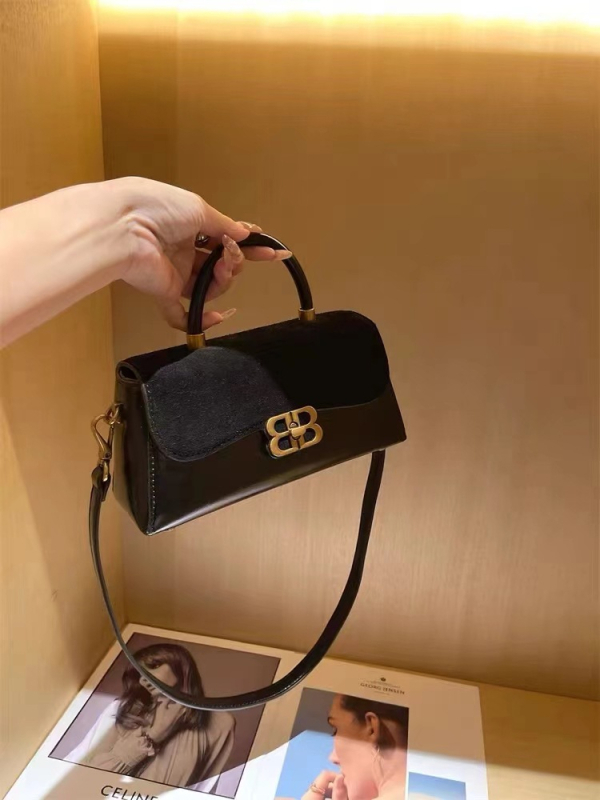 Kožená crossbody taška, mestský street štýl, matný kožený povrch, vodorovný štvorcový tvar, vrecko na telefón