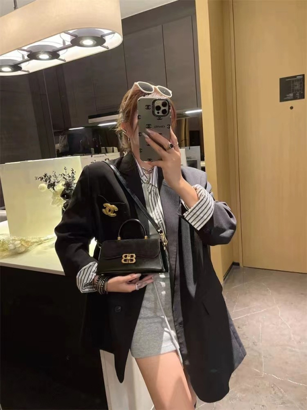 Kožená crossbody taška, mestský street štýl, matný kožený povrch, vodorovný štvorcový tvar, vrecko na telefón