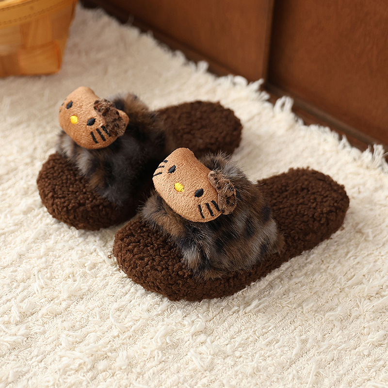 Leopárd mintás plüss gyerek beltéri papucs | csúszásmentes PVC talp | meleg | 1–16 éveseknek, lányoknak | 2025 tavasz