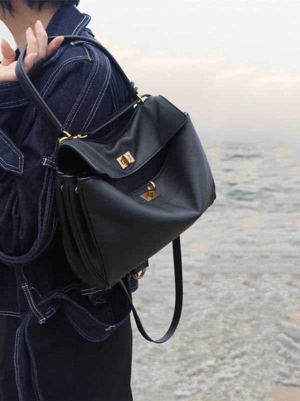 Rodeo Kelly tote torba — prava koža, dvostruka kravlja koža, horizontalni kvadratni oblik, poklopac sa zaklopkom, unutarnja džep s zipom, podstava od mikrovlakana, jedna naramenica, izlazi zimi 2025
