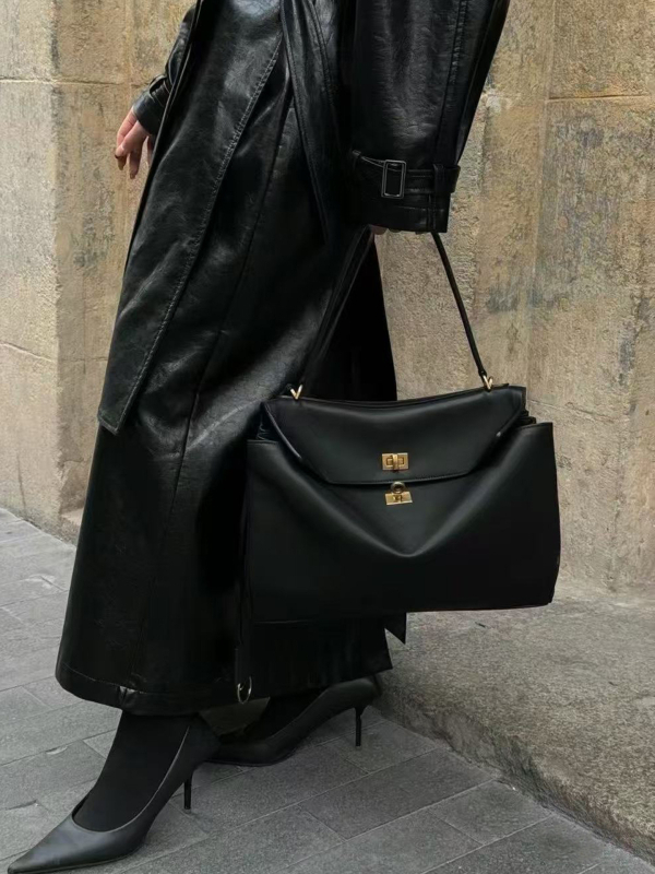 Rodeo Kelly tote torba — prava koža, dvostruka kravlja koža, horizontalni kvadratni oblik, poklopac sa zaklopkom, unutarnja džep s zipom, podstava od mikrovlakana, jedna naramenica, izlazi zimi 2025