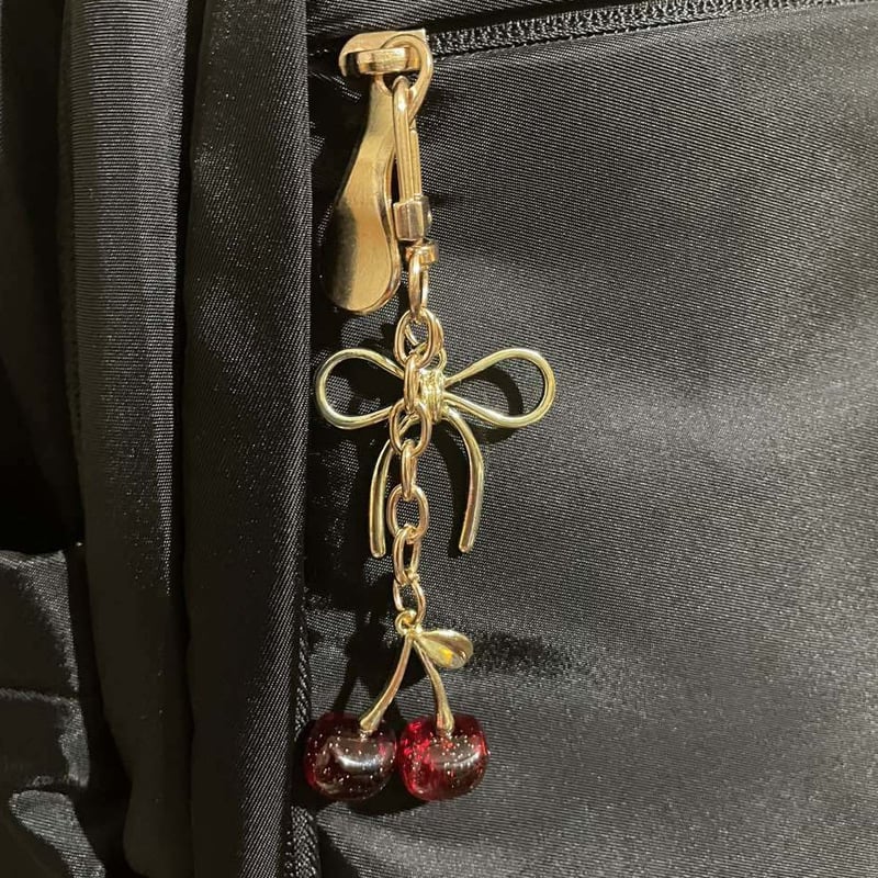 Ключодържател с висулка във форма на череша | изработено от смола | триизмерен дизайн | модерен минималистичен стил | аксесоар: висулка