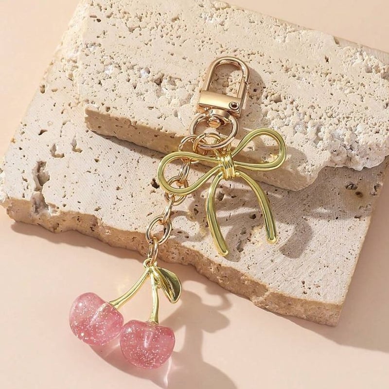Ключодържател с висулка във форма на череша | изработено от смола | триизмерен дизайн | модерен минималистичен стил | аксесоар: висулка