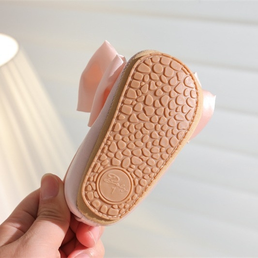 Pantofi pentru bebeluși - partea superioară din mătase, stil prințesă, talpă moale, talpă antiderapantă, închidere cu bandă elastică