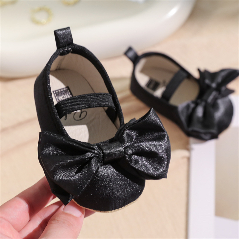 Pantofi pentru bebeluși - partea superioară din mătase, stil prințesă, talpă moale, talpă antiderapantă, închidere cu bandă elastică