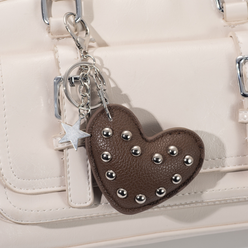 Ключодържател с сърцевидна кожена висулка, декоративни нитове, INS стил, от цинкова сплав.