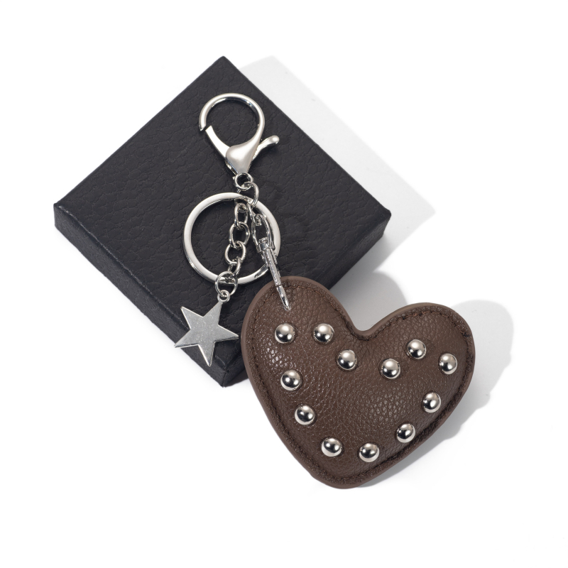 Ключодържател с сърцевидна кожена висулка, декоративни нитове, INS стил, от цинкова сплав.