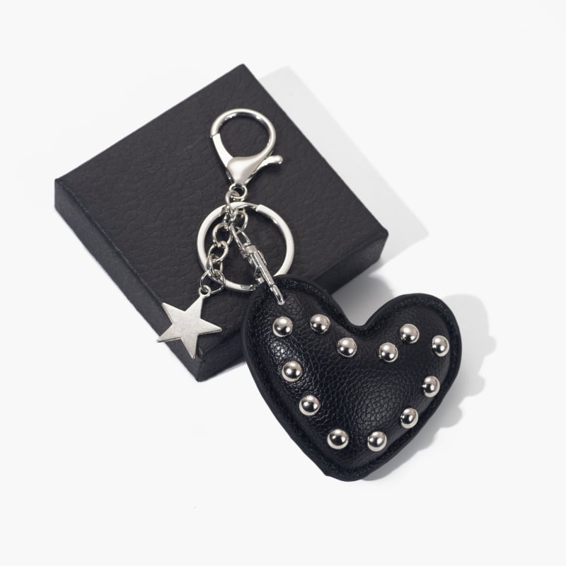 Ключодържател с сърцевидна кожена висулка, декоративни нитове, INS стил, от цинкова сплав.