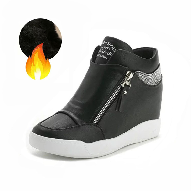 Γυναικείοι λοφέρ – επάνω μέρος από υπερίνες, εξωτερική σόλα από καουτσούκ, εσωτερική επένδυση από δέρμα χοίρου, φτέρνα κωνική 6–8 cm, χαμηλός σχεδιασμός