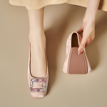 Γυναικείες δερμάτινες γόβες με μεσαίο τακούνι 3-5 εκ, στρας, στρογγυλή μύτη, αγκράφα με κούμπωμα, σόλα από καουτσούκ