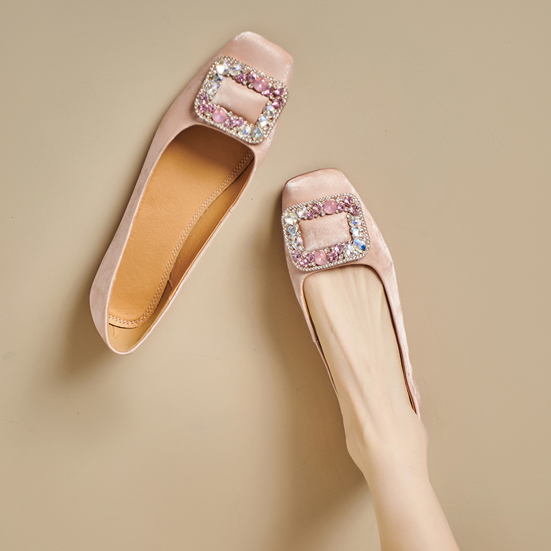 Γυναικείες δερμάτινες γόβες με μεσαίο τακούνι 3-5 εκ, στρας, στρογγυλή μύτη, αγκράφα με κούμπωμα, σόλα από καουτσούκ