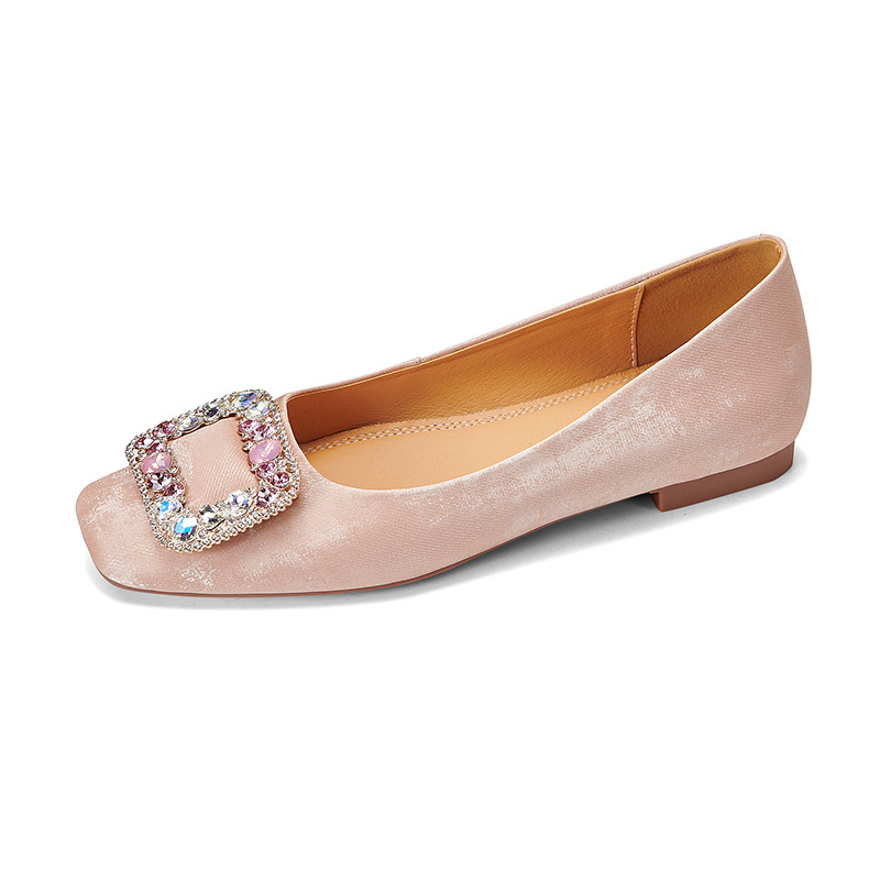 Γυναικείες δερμάτινες γόβες με μεσαίο τακούνι 3-5 εκ, στρας, στρογγυλή μύτη, αγκράφα με κούμπωμα, σόλα από καουτσούκ