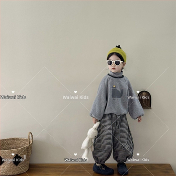 Kisgyermekek téli két darabos szett — koreai stílus, rajzfilm motívum, vastag pulóver és egyszínű nadrág, 0–1 éves korosztály, anyag: rayon, fő szövet: nyúl szőr 80–90%