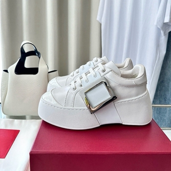 Loafers platforme cu vârf rotund, partea superioară din piele de vacă, talpă din cauciuc, închidere cu curea frontală, căptușeală din lână de oaie