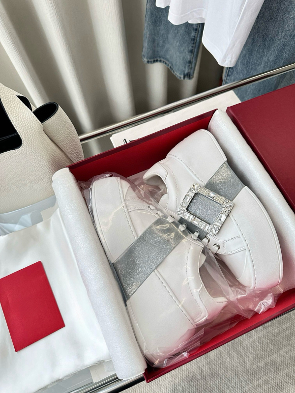 Loafers platforme cu vârf rotund, partea superioară din piele de vacă, talpă din cauciuc, închidere cu curea frontală, căptușeală din lână de oaie