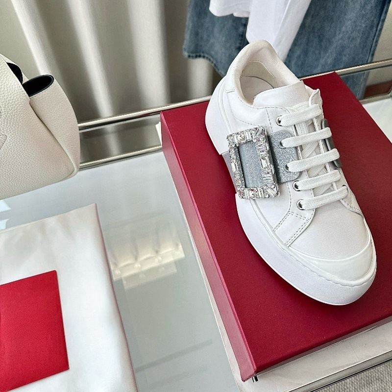 Loafers platforme cu vârf rotund, partea superioară din piele de vacă, talpă din cauciuc, închidere cu curea frontală, căptușeală din lână de oaie