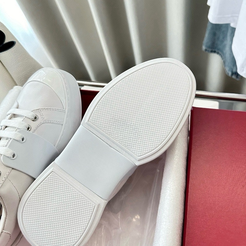 Loafers platforme cu vârf rotund, partea superioară din piele de vacă, talpă din cauciuc, închidere cu curea frontală, căptușeală din lână de oaie