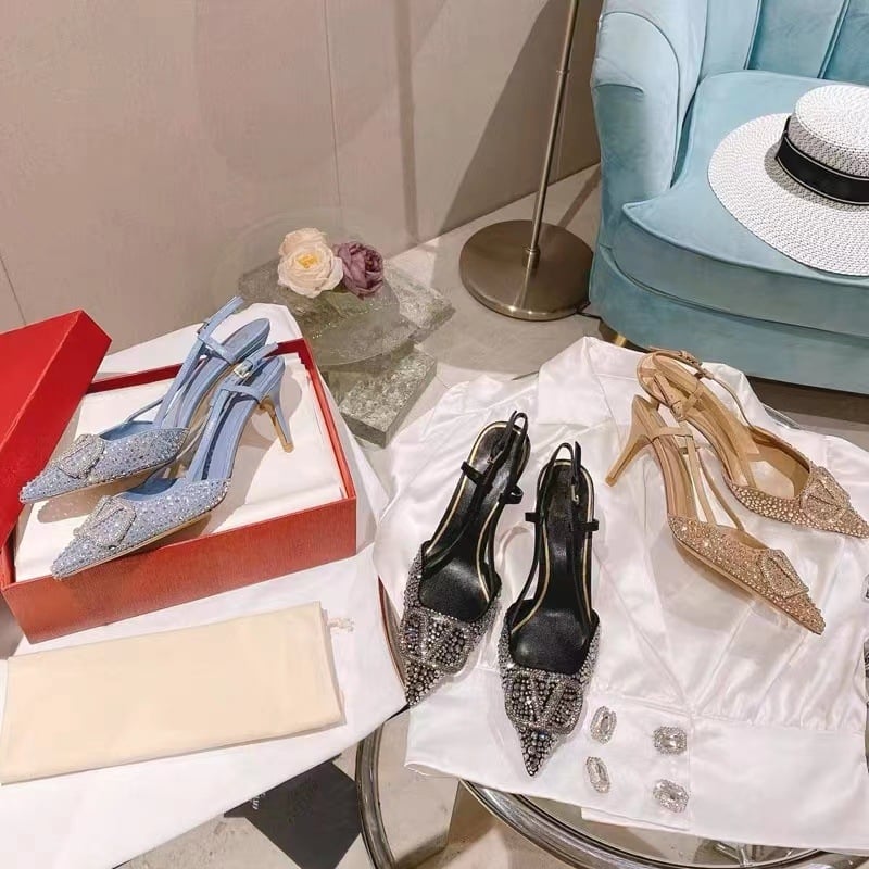 Γυναικείες ψηλές σάνδαλες με μεταλλική V-κατασκευή και στρας, μυτερή μύτη, επάνω από γνήσιο δέρμα προβάτου, ύψος τακουνιού 3–6 εκ