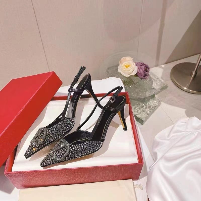 Γυναικείες ψηλές σάνδαλες με μεταλλική V-κατασκευή και στρας, μυτερή μύτη, επάνω από γνήσιο δέρμα προβάτου, ύψος τακουνιού 3–6 εκ