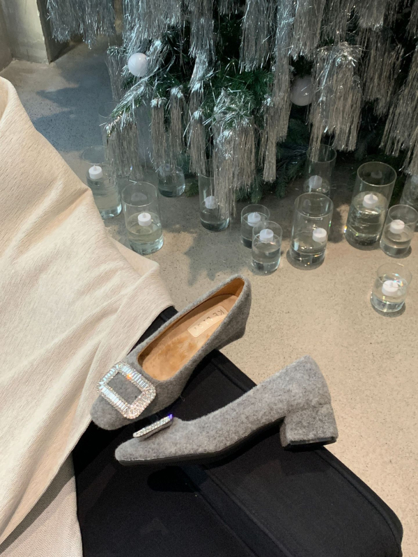 Mary Jane cipele s kvadratnim nosom, debeli potplat 3–5 cm, gornji dio od mikrovlakana, podstava od mikrovlakana, slip-on