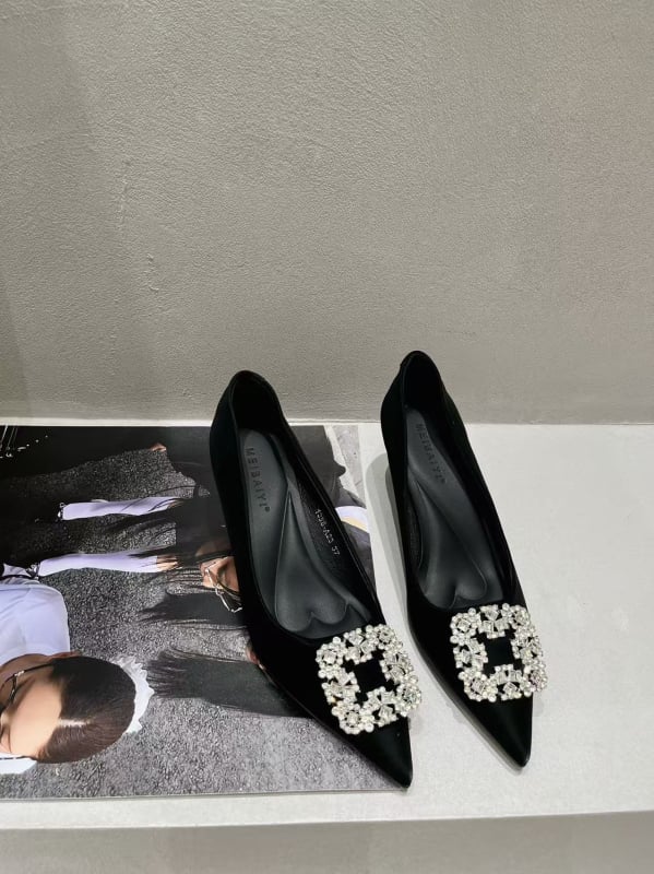 Γόβες από βελούδο με μυτερό δάχτυλο, φαρδύ τακούνι, σόλα από καουτσούκ, ύψος τακουνιού 3-6 εκ