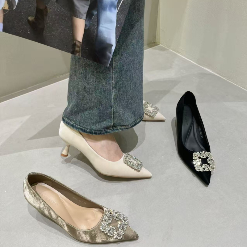 Γόβες από βελούδο με μυτερό δάχτυλο, φαρδύ τακούνι, σόλα από καουτσούκ, ύψος τακουνιού 3-6 εκ