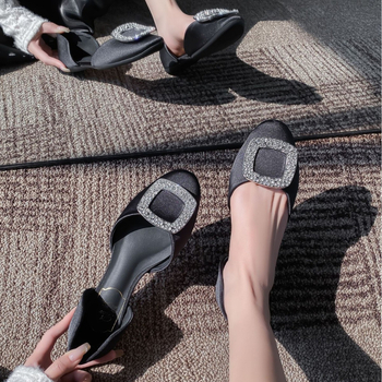 Γυναικείες φλατ γόβες με στρογγυλό δάχτυλο, επάνω μέρος από μικροϊνες, χαμηλό τακούνι 1–3 cm, μονόχρωμο σχέδιο, πάτος από τεχνητό δέρμα