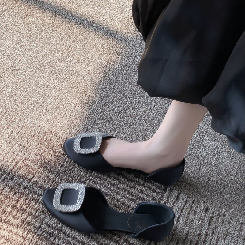 Γυναικείες φλατ γόβες με στρογγυλό δάχτυλο, επάνω μέρος από μικροϊνες, χαμηλό τακούνι 1–3 cm, μονόχρωμο σχέδιο, πάτος από τεχνητό δέρμα