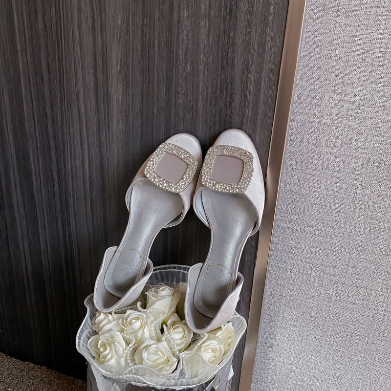 Γυναικείες φλατ γόβες με στρογγυλό δάχτυλο, επάνω μέρος από μικροϊνες, χαμηλό τακούνι 1–3 cm, μονόχρωμο σχέδιο, πάτος από τεχνητό δέρμα