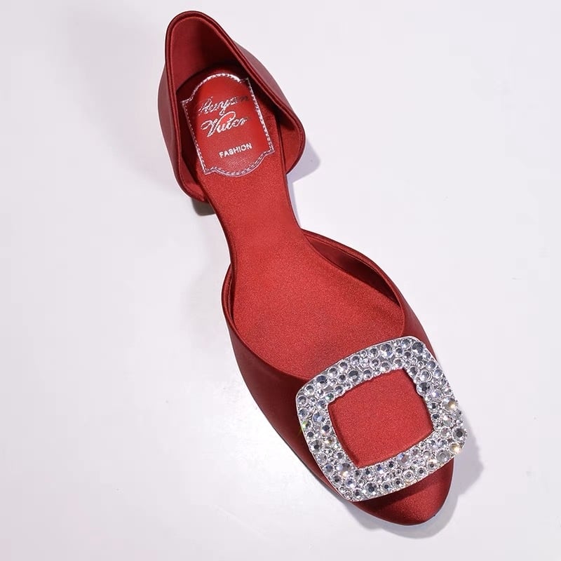 Γυναικείες φλατ γόβες με στρογγυλό δάχτυλο, επάνω μέρος από μικροϊνες, χαμηλό τακούνι 1–3 cm, μονόχρωμο σχέδιο, πάτος από τεχνητό δέρμα