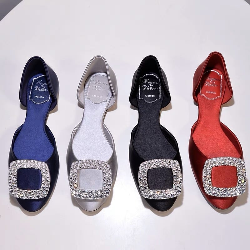 Γυναικείες φλατ γόβες με στρογγυλό δάχτυλο, επάνω μέρος από μικροϊνες, χαμηλό τακούνι 1–3 cm, μονόχρωμο σχέδιο, πάτος από τεχνητό δέρμα