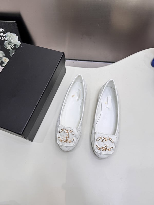 Γυναικείες φλατ από γνήσιο δέρμα — στρογγυλός μπροστινό μέρος, χαμηλό τακούνι (<3 cm), πάτος από γνήσιο δέρμα, σόλα από καουτσούκ