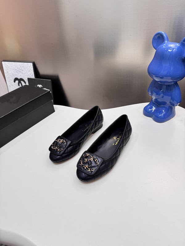 Γυναικείες φλατ από γνήσιο δέρμα — στρογγυλός μπροστινό μέρος, χαμηλό τακούνι (<3 cm), πάτος από γνήσιο δέρμα, σόλα από καουτσούκ