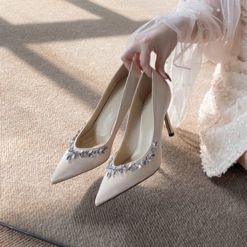 Σατέν γαμήλιες γόβες για παράνυμφους, μυτερού δαχτύλου, λεπτό τακούνι 6–8 cm, διακοσμημένες με κρυστάλλους