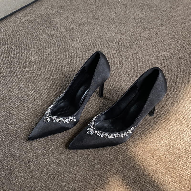 Σατέν γαμήλιες γόβες για παράνυμφους, μυτερού δαχτύλου, λεπτό τακούνι 6–8 cm, διακοσμημένες με κρυστάλλους