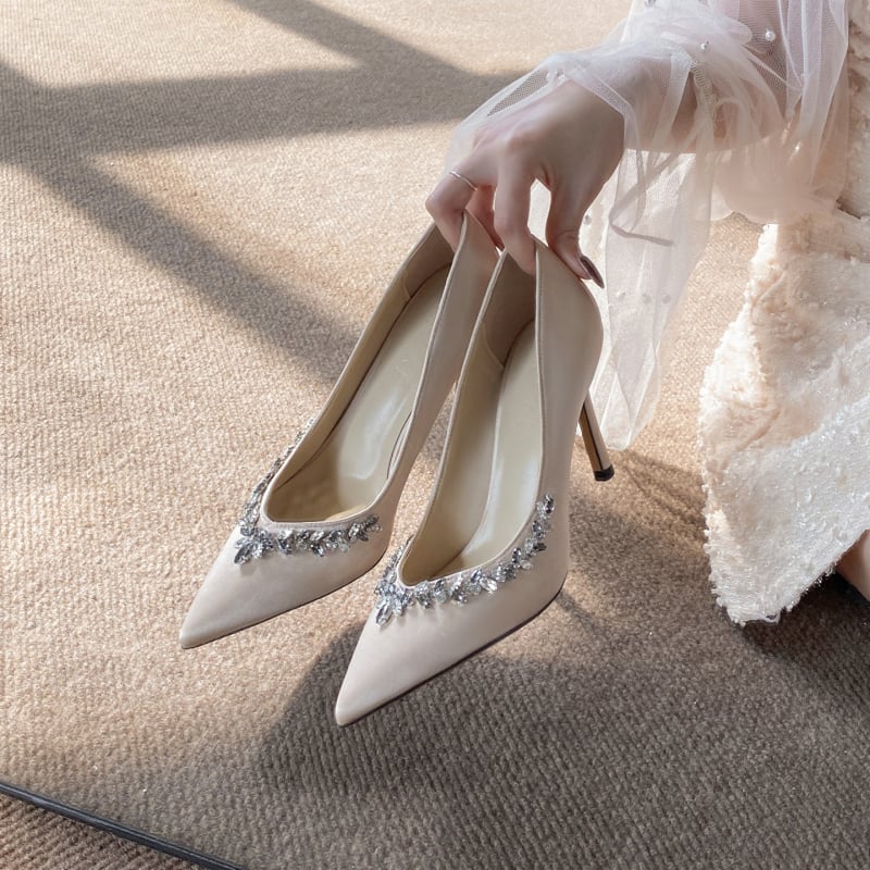 Σατέν γαμήλιες γόβες για παράνυμφους, μυτερού δαχτύλου, λεπτό τακούνι 6–8 cm, διακοσμημένες με κρυστάλλους