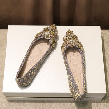 Νυφικά παπούτσια με χαμηλό τακούνι και κρύσταλλα, μυτερό δάκτυλο, επάνω από μικροϊνες, σόλα από καουτσούκ, εσωτερικός πάτος από συνθετικό δέρμα